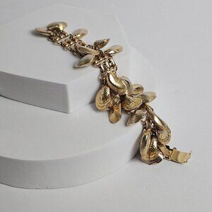 Vintage 1980s Napier signed Gold Tone Sea Shell Charm Statement Bracelet